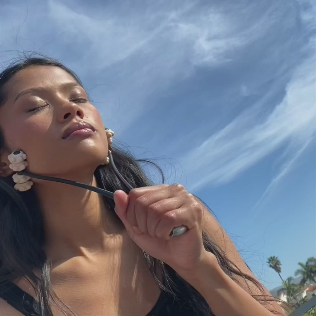 Load and play video in Gallery viewer, Lifting Face Roller | KITSCH